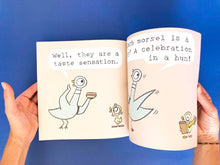 Cargar imagen en el visor de la galería, THE PIGEON FINDS A HOT DOG