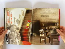 Cargar imagen en el visor de la galería, THE VISITOR