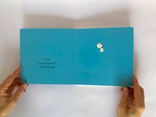 Cargar imagen en el visor de la galería, LOOK, A BUTTERFLY!