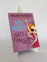 Cargar imagen en el visor de la galería, JUDY MOODY GETS FAMOUS!
