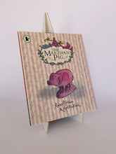 Cargar imagen en el visor de la galería, THE MARZIPAN PIG