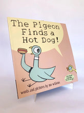 Cargar imagen en el visor de la galería, THE PIGEON FINDS A HOT DOG
