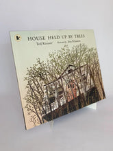 Cargar imagen en el visor de la galería, THE HOUSE HELD UP BY TREES